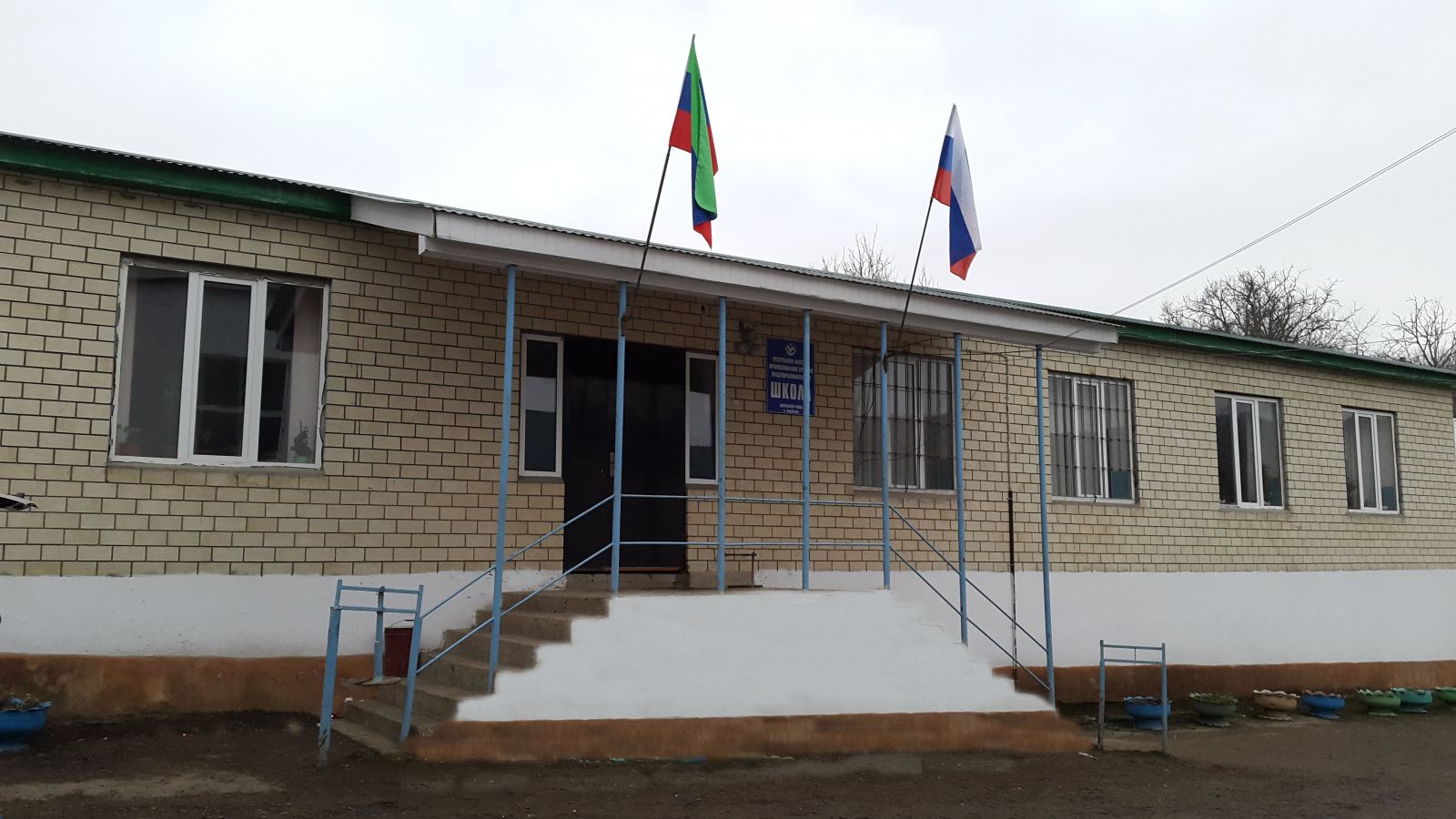 Парадный вход школы